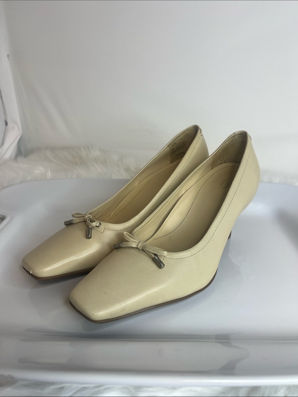 Easy Spirit Leather Women's Cream Low Heel Pumps with Bow Accent